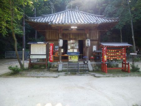 獅子窟寺に到着。ここに住んでるのか管理してるっぽい人がいた