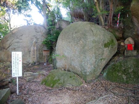 これが獅子の岩らしい。星に関係する岩で星田という地名に深く関係してるらしい