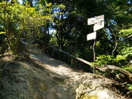 道標もしっかりあって迷うことはない。くろんど園地へ向かって登っていく