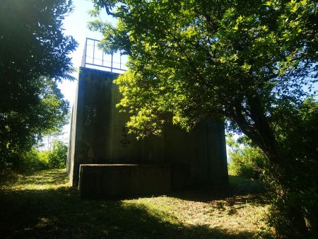 これがみはらしの路展望台だけど、階段は右奥にある