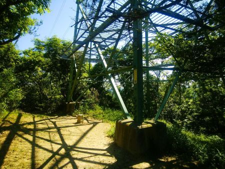 もどってくろんど園地最標高点(318.71m)に到着。鉄塔のすぐ下に三角点があった