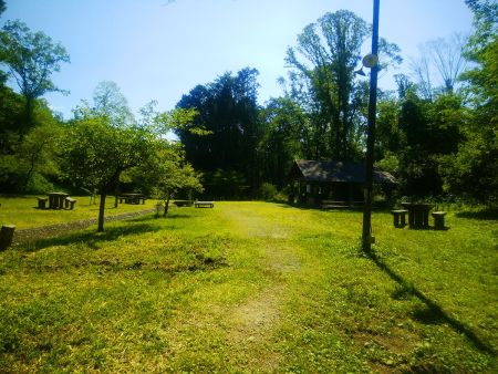 途中にキャンプ場があった。誰もいなかったけど、休日になると人が大勢くるのかな！？