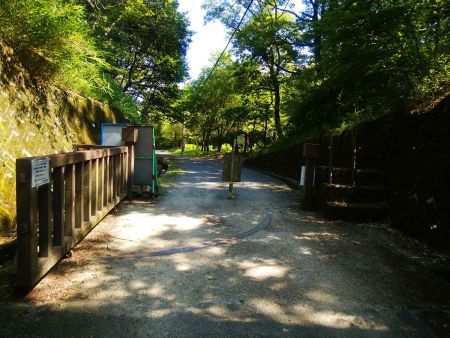 このゲートは車止めなのかな！？まだ先はくろんど園地内だと思われるけど・・・