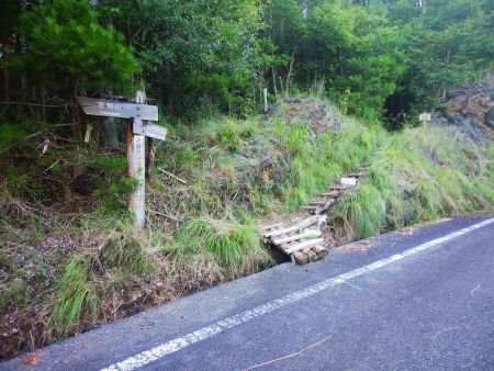 再びここから入山して四寸岩山を目指して登っていく