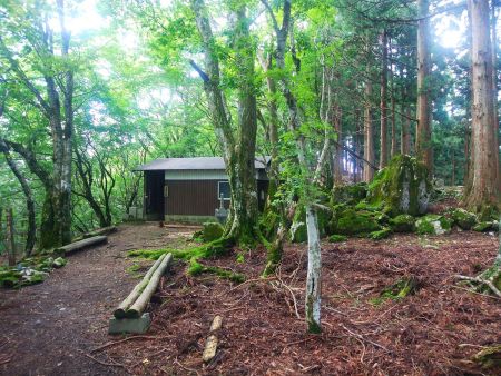 途中で小屋があった。この小屋が後で役立つことになる