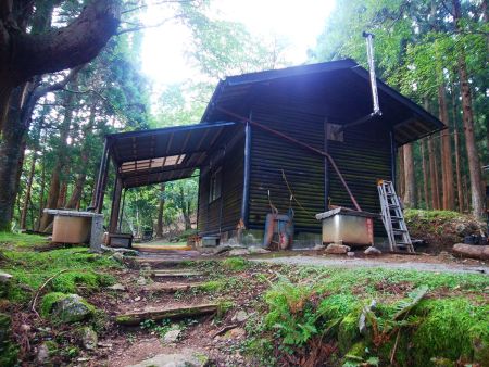 百丁茶屋に到着。ここの小屋は解放していて使えそうなので、ここで下山時に昼食をとることにした