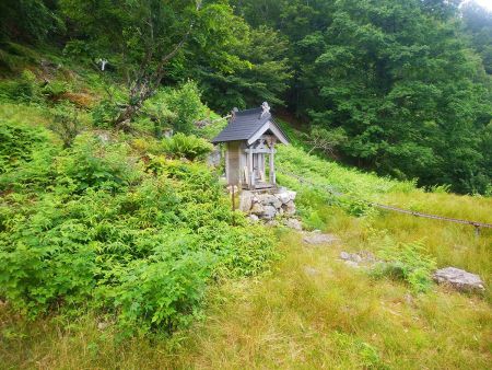 この祠みたいなところまでくるとあともう少しだけど、急登は続く