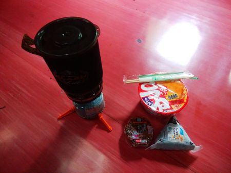 本日の昼食はこれ。いつも通りきつねうどんとおにぎりを食べる