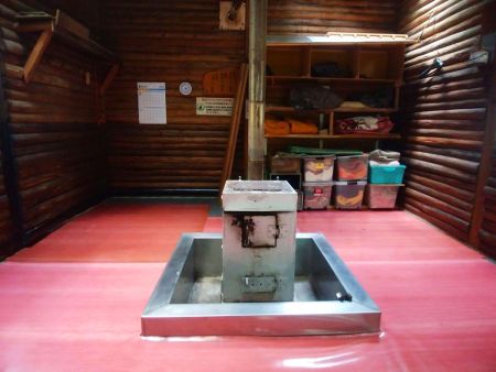 小屋の中はこんな感じで結構綺麗だった。毛布もあるので宿泊もできそう