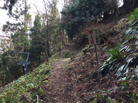 登山道はジグザグ道で何度かリフトを横断する箇所がある