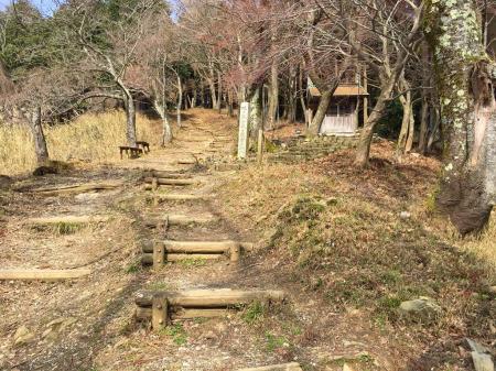 リフトトップから山頂までは階段が続く