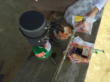 貝月山の山頂で食べようとした昼食をここでとる