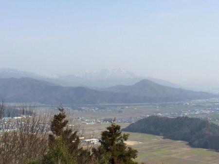 霞んでいたが伊吹山アップ。もう雪が少なくなっていた