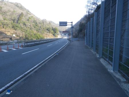 横断歩道を渡って大阪方面へ戻っていく