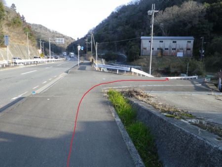 ここで右に曲がってガードレール越しに左側へおりていく