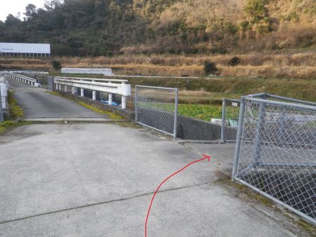 トンネルを出てすぐにここを右に曲がって橋を渡る