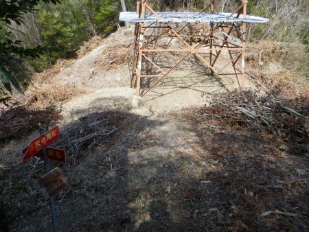 鉄塔のところで尾根道だから直進しそうだけど、ここは左の道を下っていくのが正解。ここは尾根の分岐点になっている