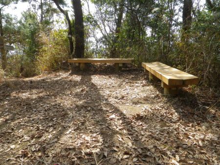 四石山の山頂には綺麗なベンチがあって横になっていると、よほど疲れていたのか風と空気が気持ち良くて知らないうちに眠ってしまっていた