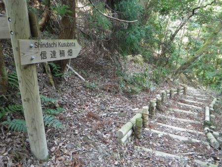 続いて信達楠畑の集落を目指して下っていく。ここからは最初は下りはあるものの、ほとんどが平坦な道になってくる