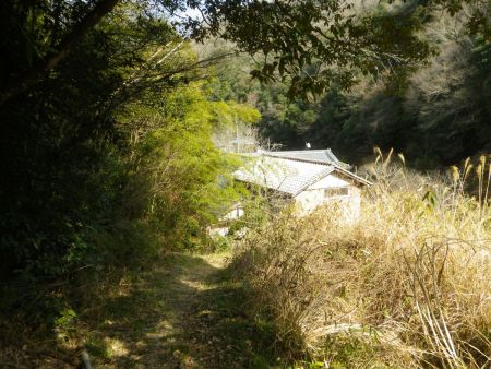 沢沿いの道を進んでいくと信達楠畑の集落に出た。ここから集落になるので少しの間は道路歩きになる