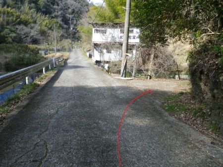 集落の端っこまで歩いてきたここの道を右に曲がって最初の分岐へ戻っていく。右に曲がると獣除けの柵があるので開けたら閉めておくこと