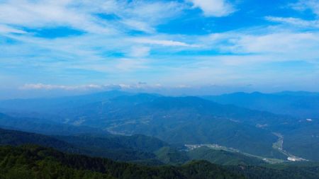 ドローンで南西側の展望。ハチ北スキー場や氷ノ山が見えているのかな！？