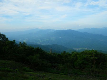 展望台からの景色。八北スキー場や氷ノ山が見える