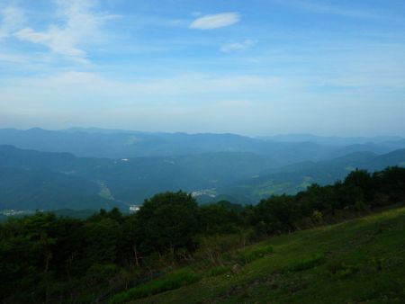 こっちは次に登る扇ノ山などが見えている