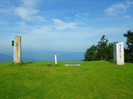 蘇武岳の山頂(1074.4m)に到着。天気は良いが霞んでいる