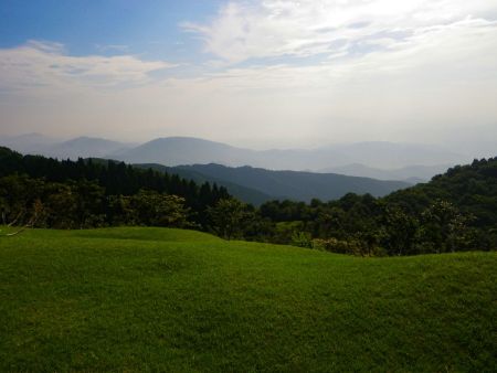 東側の展望だけど何の山が見えているのかわからない