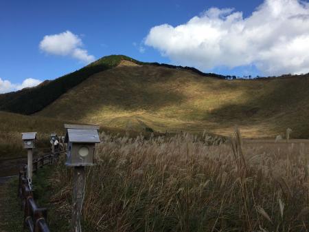 とりあえず曽爾高原を歩いて登っていく