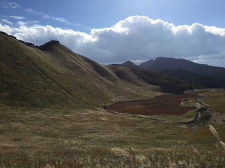 少し登ったところから曽爾高原を見下ろしてみる
