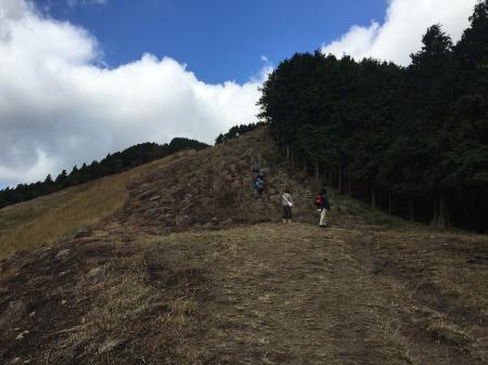 尾根は結構岩場があるけど、斜面的には楽