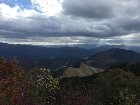 二本ボソ山頂からちょっと下ったところの展望地から東側。右側にかすかに曽爾高原が見える