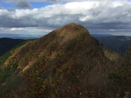 最終目的地の倶留尊山のピークが見える。登りが大変そうだな