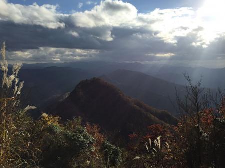 倶留尊山からの展望。手前は日本ボソのピークで曽爾高原は隠れて見えない