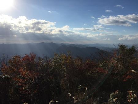 北西側の展望。ちょっと暗くて霞んでるかな。でも何の山が見えてるかわからない