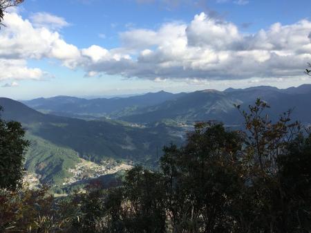 南東側の展望。集落が見えて、その奥の尖った山は何だろう！？おそらく地元の人は知っているんだろうね
