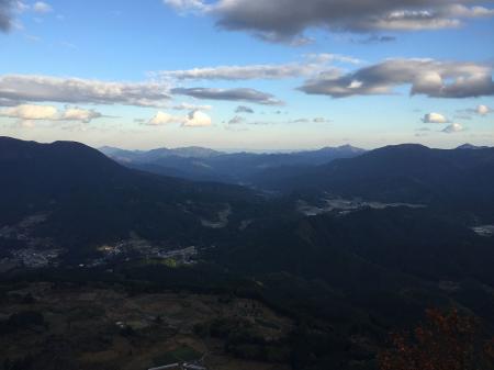 再び同じような展望を見るけど、やっぱあの右側にある尖った山が気になる