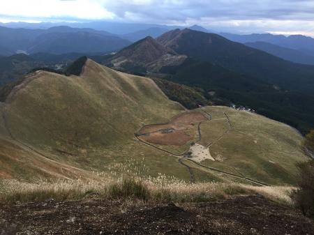 戻って曽爾高原の全体を見下ろしてみる。この辺から夕焼けを待って撮影してみるか