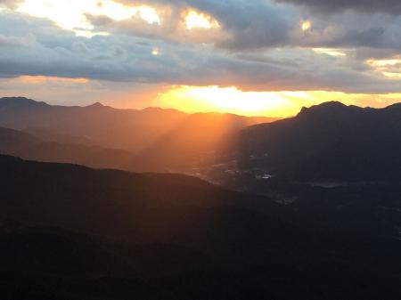 夕日が差し込む。撮影タイム開始