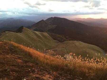 曽爾高原もオレンジ色になってくる。ただこのまま撮影していると暗くなってしまうのでこれで終わりにした