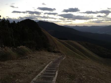 亀山峠に下りていく