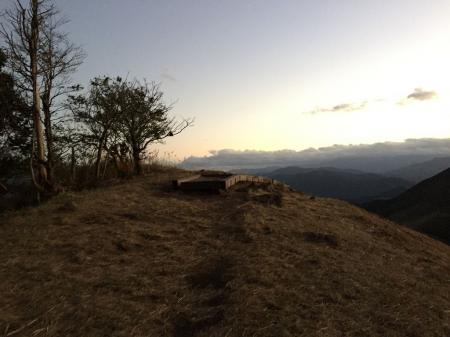 この付近が亀山山頂だけど山頂のプレートとか看板がない