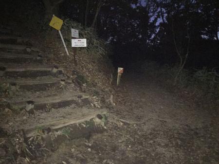 すっかり辺りは暗くなったところで下ってきた。ヘッドライトは積んでるけどまだ道が見えるので使わなかった