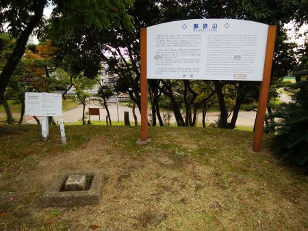 蘇鉄山の山頂(6.97m)と一等三角点がある