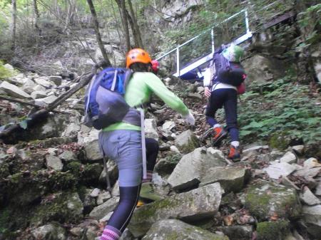 苔あるガレ場を登る