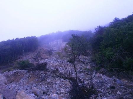 土砂崩れ跡。自然のすさまじさを感じる