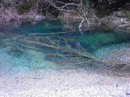 川がせきとめられている