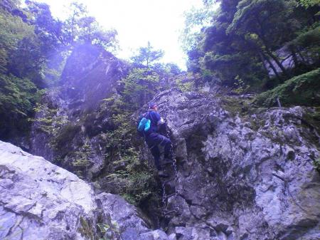 オーバーハング岩をのぼる